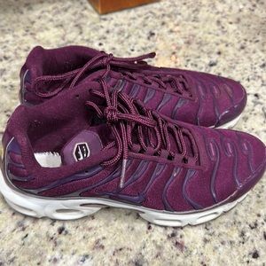 Used air max burgundy
